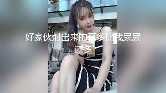 纹身黑丝小妹被小哥床上各种玩弄，听狼友指挥道具抽插手抠玩弄骚逼，淫水多多浪叫不止，多体位爆草蹂躏刺激