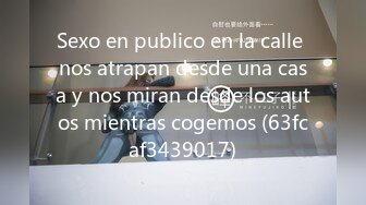 Sexo en publico en la calle nos atrapan desde una casa y nos miran desde los autos mientras cogemos (63fcaf3439017)